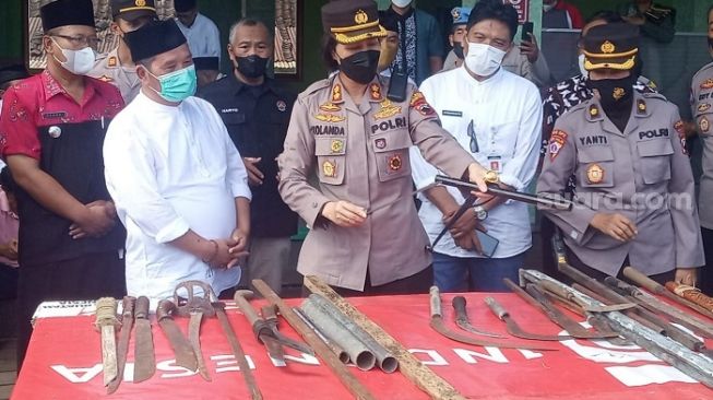 Warga Bogeman-Nambangan Kota Magelang Serahkan Senjata Tawuran, Ada Pedang Marsose dan Kujang