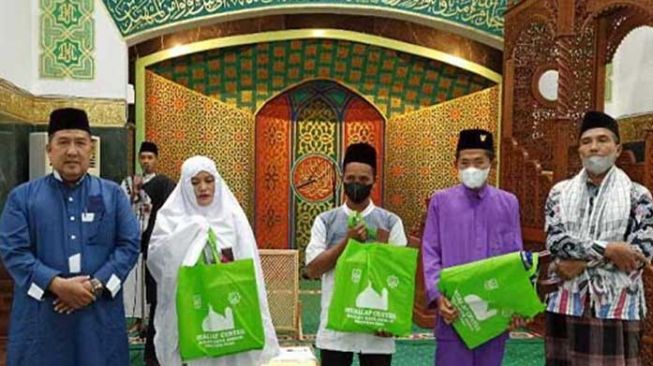 Momen Tiga Warga Pekanbaru Ucapkan Syahadat di Masjid Agung Annur