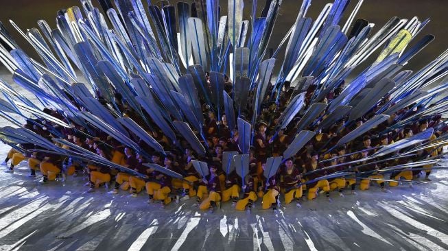 Penari menampilkan atraksi saat upacara pembukaan SEA Games 2021 di Stadion Nasional My Dinh, Hanoi, Vietnam, Kamis (12/5/2022). ANTARA FOTO/Zabur Karuru
