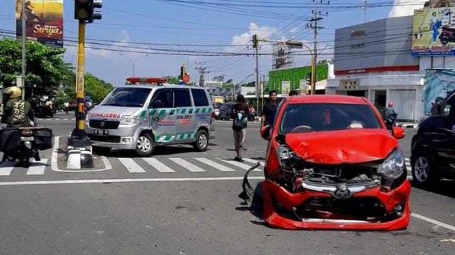 Kecelakaan mobil ambulans vs Agya merah [Foto: Beritajatim]
