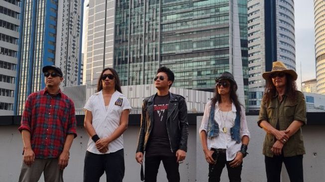 Band legendaris Malaysia, Search dengan vokalis barunya, Denden Gonjalez (tengah, jaket hitam). [dokumentasi pribadi]