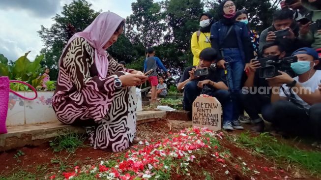 Kalina Oktarani saat nyekar ke mamam sang ibu di TPU Taman Abadi, Ciputat, Tangerang Selatan, Jumat (13/5/2022). [Rena Pangesti/Suara.com]