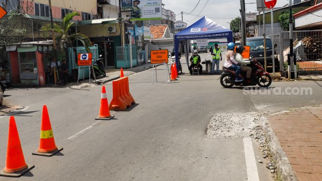 Kendaraan melintas saat diberlakukannya rekayasa lalu lintas di Jalan Otista 3, Jakarta Timur, Jumat (13/5/2022). [Suara.com/Alfian Winanto]