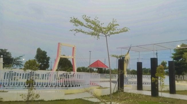 Healing Versi Sederhana, Menikmati Sore Hari di Taman Marlin Cilacap