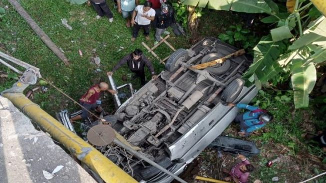 Mobil Terjun di Mendoyo, Sopir Luka Bakar Dan Penumpang Kritis