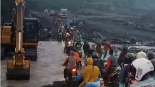 Viral Antrean Warga Menyeberangi Curah Kobokan, Imbas Penutupan Jembatan Gantung Gladak Perak Lumajang