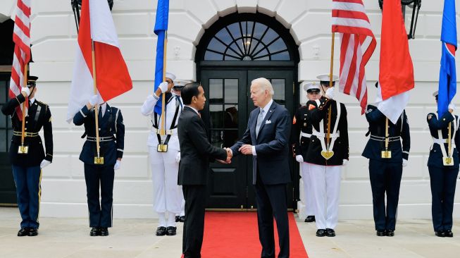 Presiden Joko Widodo (kiri) disambut Presiden Amerika Serikat Joe Biden saat menghadiri KTT Khusus ASEAN-AS di Gedung Putih, Washington DC, Amerika Serikat, Jumat (13/5/2022).  ANTARA FOTO/HO/ Setpres