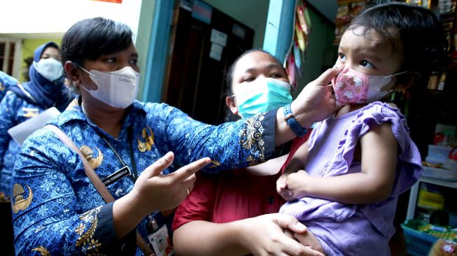 Dokter Puskesmas Kecamatan Sawah Besar memberikan sosialisasi tentang penyakit hepatitis akut di Mangga Dua Selatan, Jumat (13/5/2022).  ANTARA FOTO/Rivan Awal Lingga