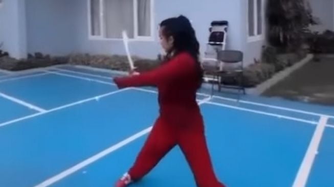 Potret Krisdayanti Latihan Wushu (Instagram/krisdayantilemos)