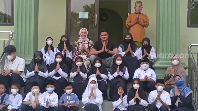 Kalina Oktarani gelar acara 40 harian ibunda bersama anak-anak yatim [Suara.com/Rena Pangesti]