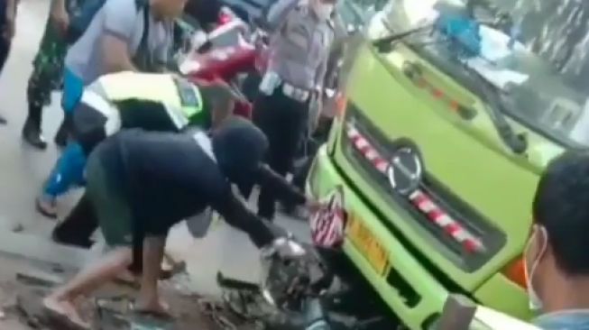 Ngeri! Truk Tabrak Pengendara Lain di Narogong Bekasi hingga Motor Korban Terjepit di Kolong, Publik: Jalur Ekstrem