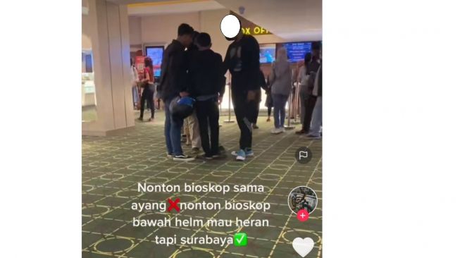 Gerombolan pria tenteng helm saat masuk bioskop,warganet membelanya (Twitter)