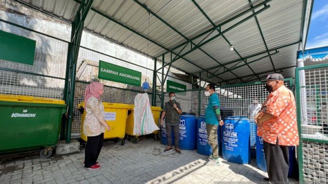 Lokasi pengolahan sampah mandiri di Balai Kota Yogyakarta yang diberi nama Sambal Pedas Terasi. Sampah dipilah dan dikelola sesuai jenisnya, Jumat (13/5/2022). (ANTARA/Eka AR)