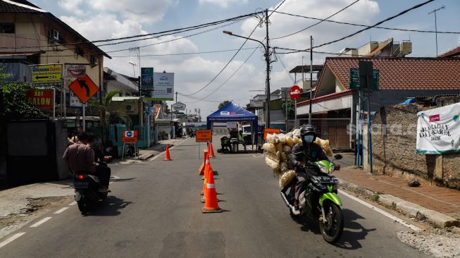 Kendaraan melintas saat diberlakukannya rekayasa lalu lintas di Jalan Otista 3, Jakarta Timur, Jumat (13/5/2022). [Suara.com/Alfian Winanto]