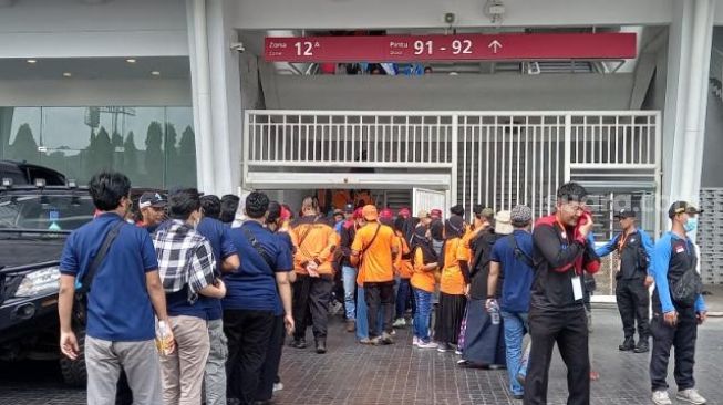 Massa buruh mulai memadati puncak perayaan Hari Buruh May Day Fiesta di Stadion Utama Gelora Bung Karno (GBK) Senayan, Jakarta, Sabtu (14/5/2022). [Suara.com/Yosea Arga Pramudita]