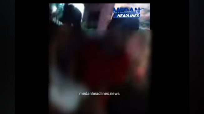 Diduga Oknum TNI dan Warga Sipil Keroyok Pria di Warung Tuak Medan, Videonya Viral di Medsos
