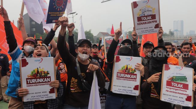 Sejumlah massa buruh melakukan aksi unjuk rasa di depan gedung DPR RI, Jakarta, Sabtu (14/5/2022). [Suara.com/Angga Budhiyanto]