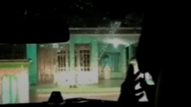 Plot Twist! Video Viral Diduga Hantu di Rumah Kosong Ternyata Hanyalah Hal ini, Publik: Bisa Tidur Nyenyak