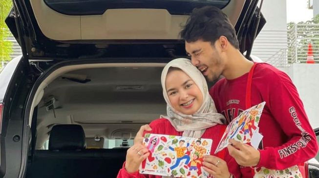 Achmad Megantara 'KKN Desa Penari' Bareng Istri (Instagram/@asrifaradila)