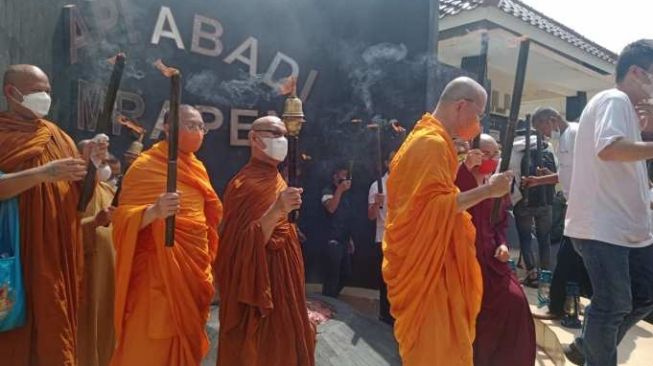 Potret Pengambilan Api Waisak di Kompleks Api Abadi Mrapen, Para Biksu Turut Hadir