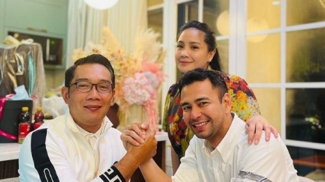 Raffi Ahmad Bersama Ridwan Kamil Kompak Berbaju Putih, Beri Kode 2024
