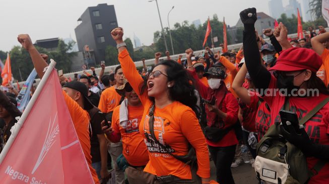 Sejumlah massa buruh melakukan aksi unjuk rasa di depan gedung DPR RI, Jakarta, Sabtu (14/5/2022). [Suara.com/Angga Budhiyanto]