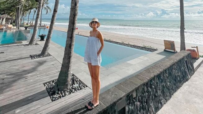 Potret Luna Maya Healing di Tepi Pantai (Instagram/@lunamaya)