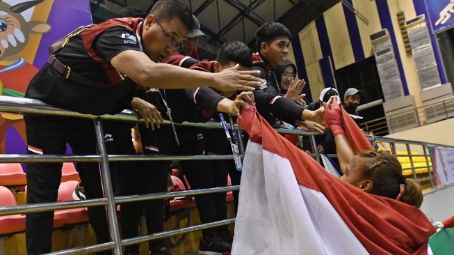 Atlet Indonesia Pieter Diandra Ariesta (kanan) menyapa rekan-rekannya usai mengalahkan lawannya asal Filipina Cordero Gretel De Paz dalam pertandingan babak final kelas -56 kilogram putri nomor full contact Kickboxing SEA Games 2021 Vietnam di Bac Ninh Gymnasium, Bac Ninh, Vietnam, Jumat (13/5/2022). ANTARA FOTO/Aditya Pradana Putra
