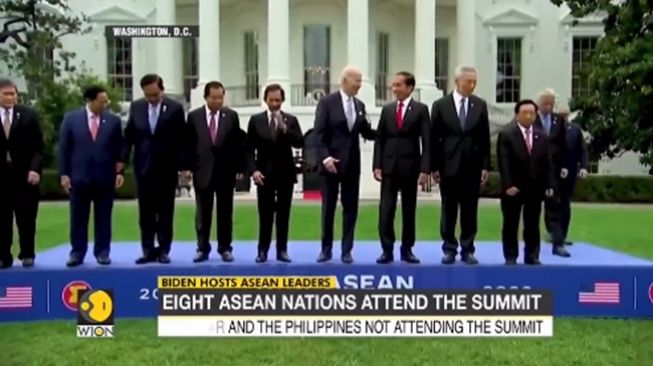 Presiden Amerika Serikat, Joe Biden, yang terlihat sempat menepuk akrab punggung Presiden Joko Widodo dan bertukar senyum di sesi foto bersama KTT ASEAN-AS. (Twitter/@KRMTRoySuryo2)