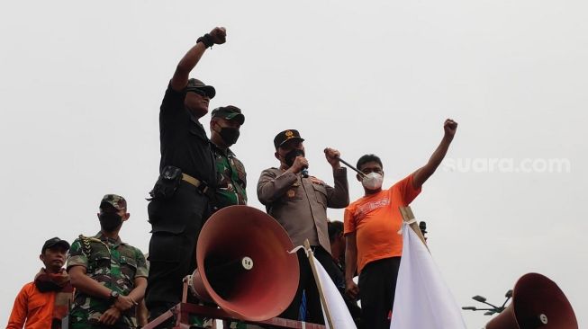 Tak Cuma Bakso, Kapolda-Pangdam Jaya Juga Borong dan Traktir Massa Demo Buruh Es Bubur Sumsum