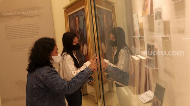 Pengunjung mengamati koleksi pribadi milik Basoeki Abdullah yang dipajang di Museum Basoeki Abdullah, Jakarta, Sabtu (14/5/2022). [Suara.com/Angga Budhiyanto]