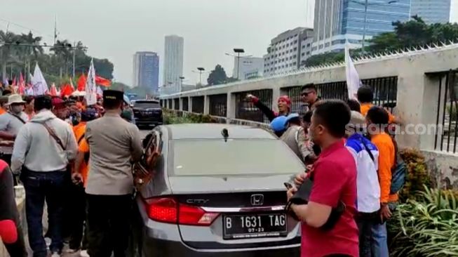 Teriak 'Bikin Macet aja', Pengendara Mobil Mewah Hampir Diamuk Massa Buruh di Depan Gedung DPR