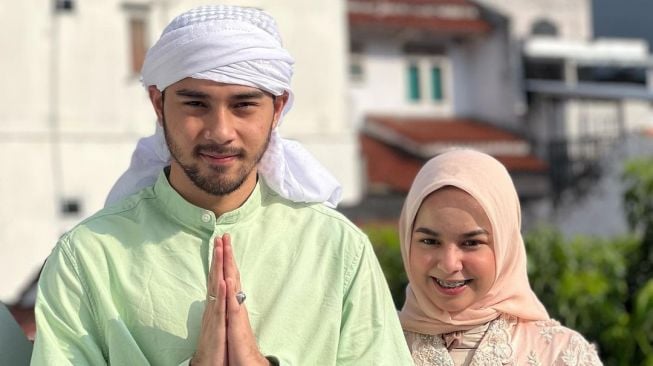 Achmad Megantara 'KKN Desa Penari' Bareng Istri (Instagram/@asrifaradila)