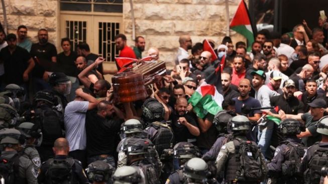 Polisi Israel Serang Pelayat yang Mengusung Jenazah Shireen Abu Akleh, Peti Jenazah Hampir Jatuh