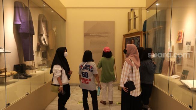 Pengunjung mengamati koleksi pribadi milik Basoeki Abdullah yang dipajang di Museum Basoeki Abdullah, Jakarta, Sabtu (14/5/2022). [Suara.com/Angga Budhiyanto]