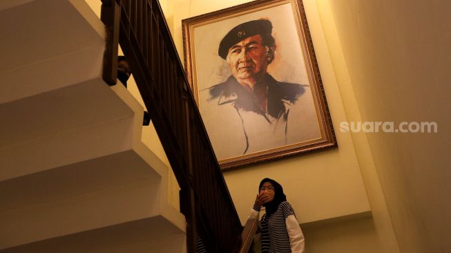 Pengunjung berjalan di bawah lukisan bergambar Basoeki Abdullah di Museum Basoeki Abdullah, Jakarta, Sabtu (14/5/2022). [Suara.com/Angga Budhiyanto]