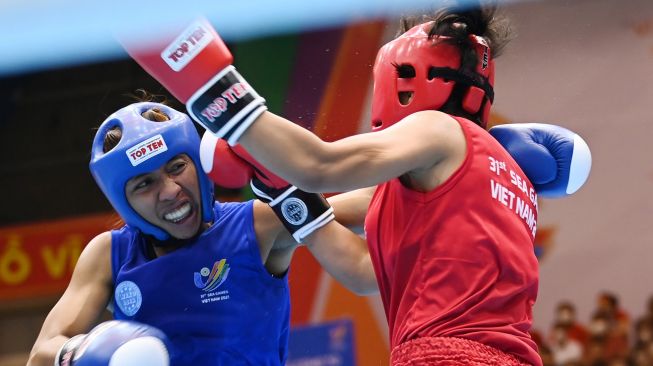 Atlet Indonesia Pieter Diandra Ariesta (kiri) memukul lawannya asal Filipina Cordero Gretel De Paz (kanan) dalam pertandingan babak final kelas -56 kilogram putri nomor full contact Kickboxing SEA Games 2021 Vietnam di Bac Ninh Gymnasium, Bac Ninh, Vietnam, Jumat (13/5/2022). ANTARA FOTO/Aditya Pradana Putra

