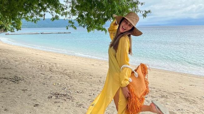 Potret Luna Maya Healing di Tepi Pantai (Instagram/@lunamaya)