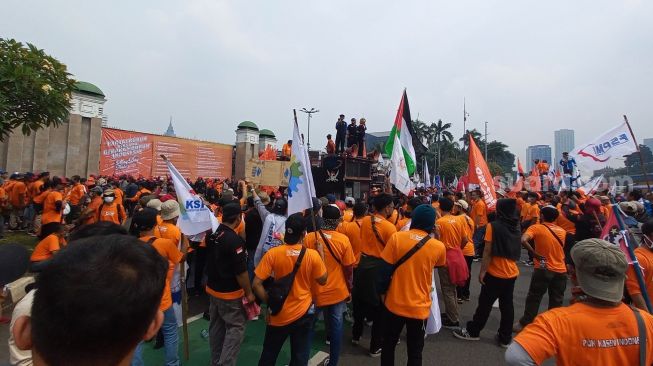 Massa buruh menggelar aksi di depan Gedung DPR, Jakarta, Sabtu (14/5/2022). [Suara.com/Bagaskara Isdiansyah]