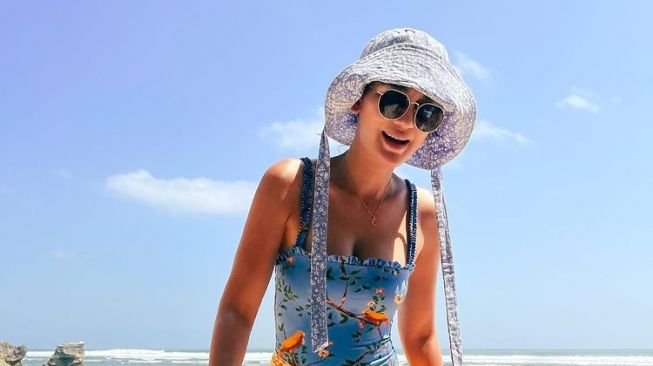Portrait of Luna Maya Healing on the Beach (Instagram/@lunamaya)