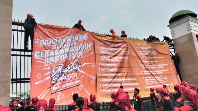Bentangkan Spanduk Raksasa di Pintu Gerbang Gedung DPR, Ini 17 Tuntutan Buruh