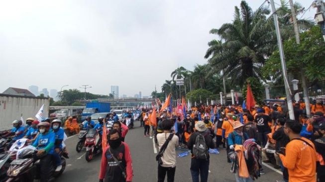 Massa Buruh Geruduk Gedung DPR di Hari Libur