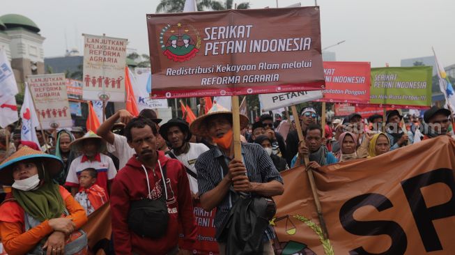 Sejumlah massa buruh melakukan aksi unjuk rasa di depan gedung DPR RI, Jakarta, Sabtu (14/5/2022). [Suara.com/Angga Budhiyanto]