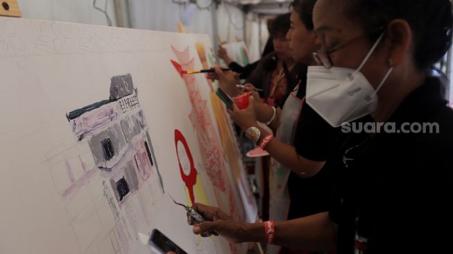 Peserta mengikuti lomba melukis dalam acara Gerebek Museum di sekitar Museum Basoeki Abdullah, Jakarta, Sabtu (14/5/2022). [Suara.com/Angga Budhiyanto]