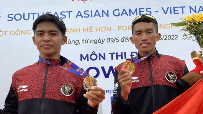 Jefri Ardianto Suwarno (left) and Rio Riski Darmawan pose for a pose after winning the gold medal in the Men's Lightweight Pair rowing sport at the 2021 SEA Games at the Hai Phong Rowing and Canoeing Training Center, Vietnam, Saturday (14/5/2022).  (ANTARA/Shofi Ayudiana)