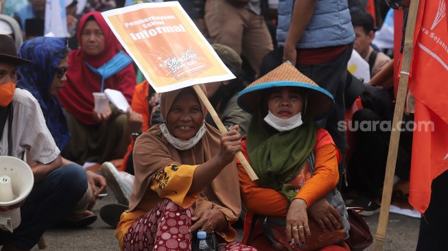 Massa buruh melakukan aksi unjuk rasa di depan gedung DPR RI, Jakarta, Sabtu (14/5/2022). [Suara.com/Angga Budhiyanto]