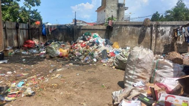 Tak Ada Bak Penampung Sampah, Warga Keluhkan Bau Tak Sedap dari TPS Pasar Tempel Rajabasa