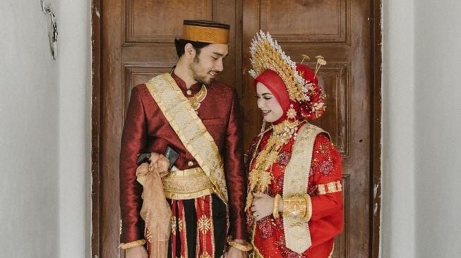 Achmad Megantara 'KKN Desa Penari' Bareng Istri (Instagram/@asrifaradila)