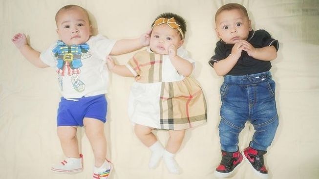 Momen Playdate Rayyanza, Ameena, dan Baby Leslar. (Instagram/lestykejora)