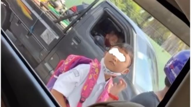 Viral! Ekspresi Bocah Cilik Ini Saat Mengaca Di Kaca Mobil Bikin Ngakak Warganet